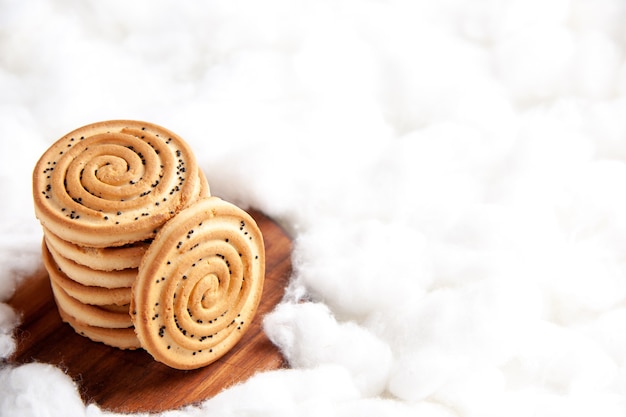 Galletas de vista frontal apiladas una encima de la otra sobre fondo blanco.