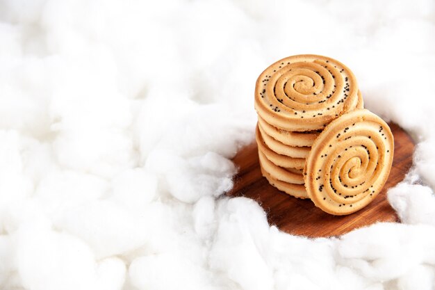 Galletas de vista frontal apiladas una encima de la otra sobre fondo blanco.