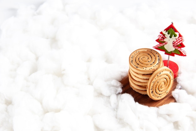 Foto gratuita galletas de vista frontal apiladas una encima de la otra sobre fondo blanco.