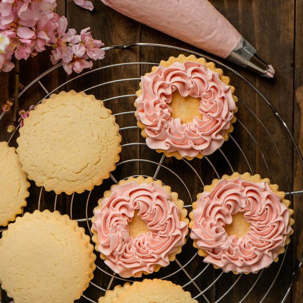 Galletas de vista superior con crema