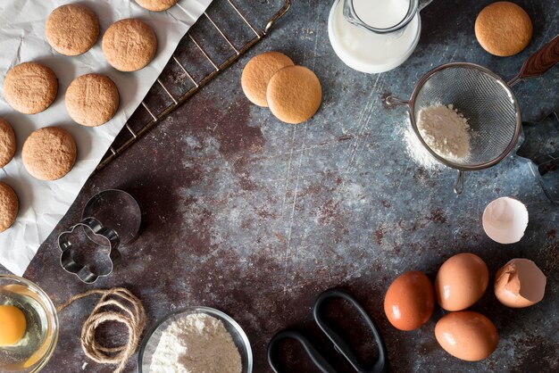 Galletas de vista superior con huevos y harina