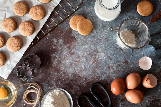 Galletas de vista superior con huevos y harina