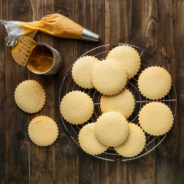 Galletas de vista superior en placa