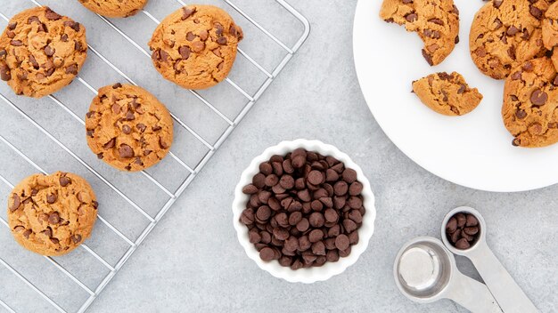 Galletas de vista superior en plato