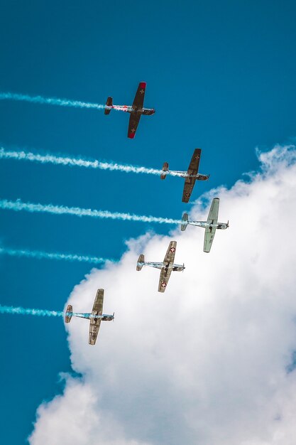 gama de aviones preparando un espectáculo aéreo bajo el impresionante cielo nublado