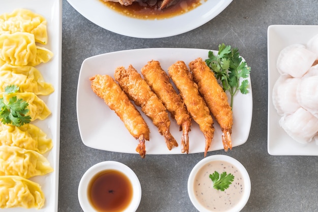 gambas fritas en la mesa