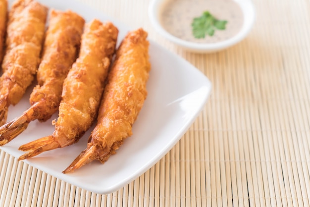 gambas fritas en la mesa