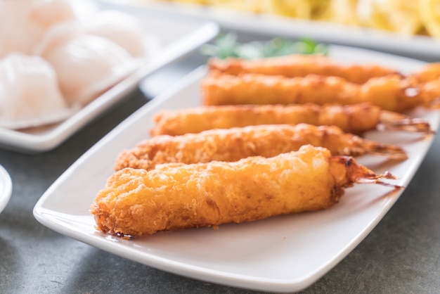 gambas fritas en la mesa