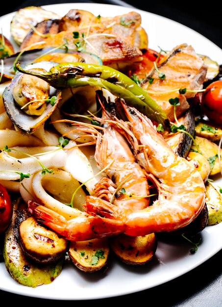 gambas fritas y ostras con ensalada de verduras y hierbas