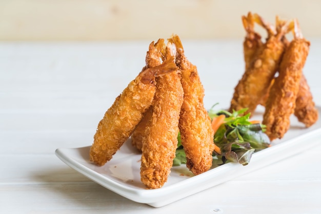 gambas fritas sobre madera