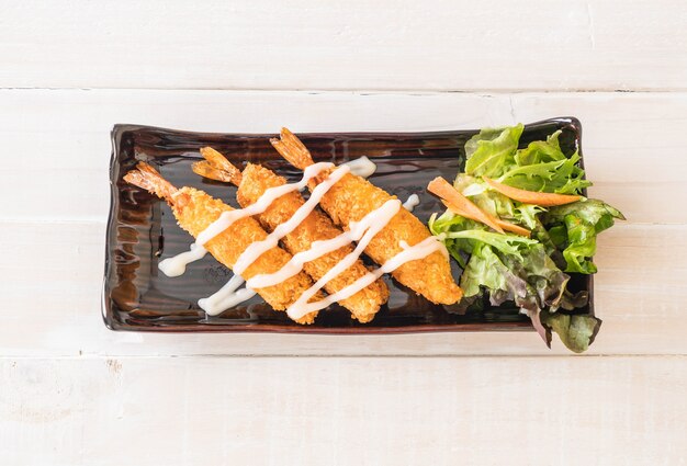 gambas fritas sobre madera