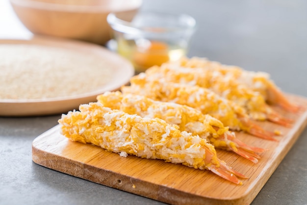 Gambas fritas en tablero de madera