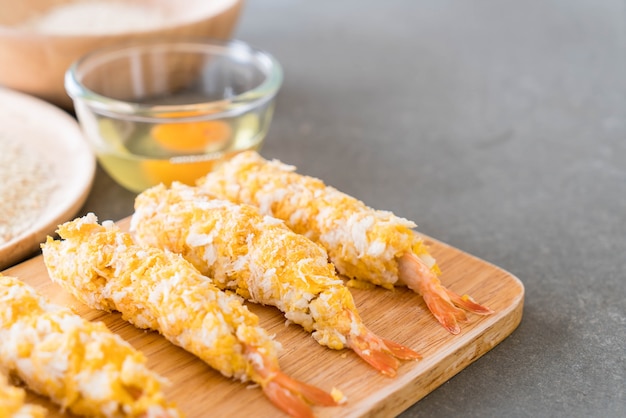 Foto gratuita gambas fritas en tablero de madera