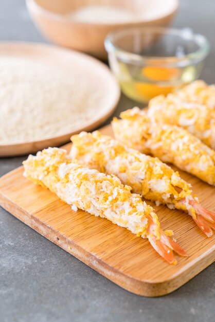 gambas fritas en tablero de madera