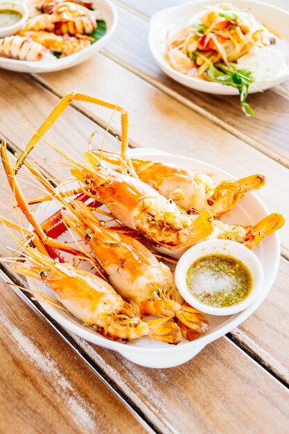 Gambas a la plancha con salsa de marisco picante