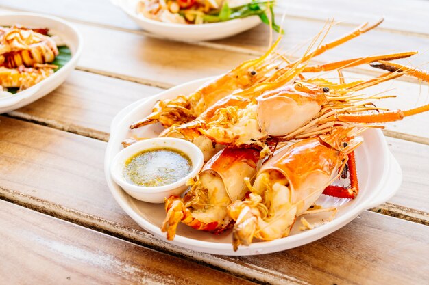 Gambas a la plancha con salsa de marisco picante