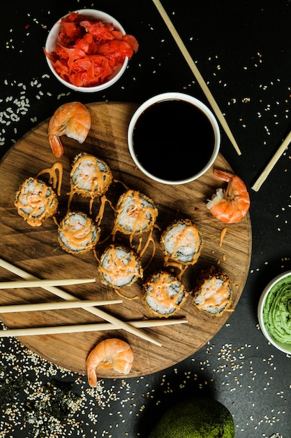 Foto gratuita gambas tempura arroz pescado jengibre wasabi sésamo