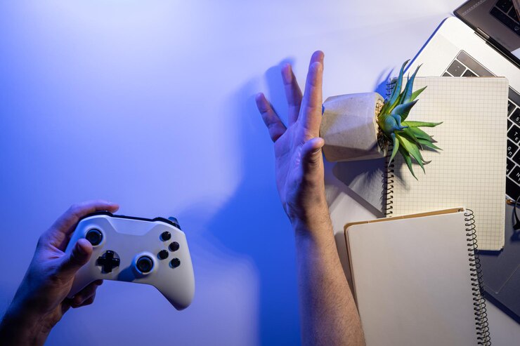 Foto gratuito gamepad en manos masculinas en el lugar de trabajo, tiempo de descanso sin vista superior del trabajo