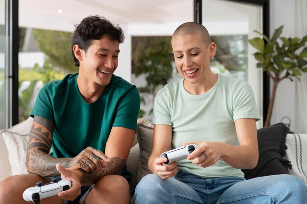 Gamers divirtiéndose mientras juegan videojuegos