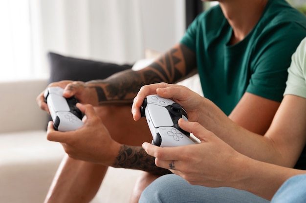 Foto gratuita gamers divirtiéndose mientras juegan videojuegos