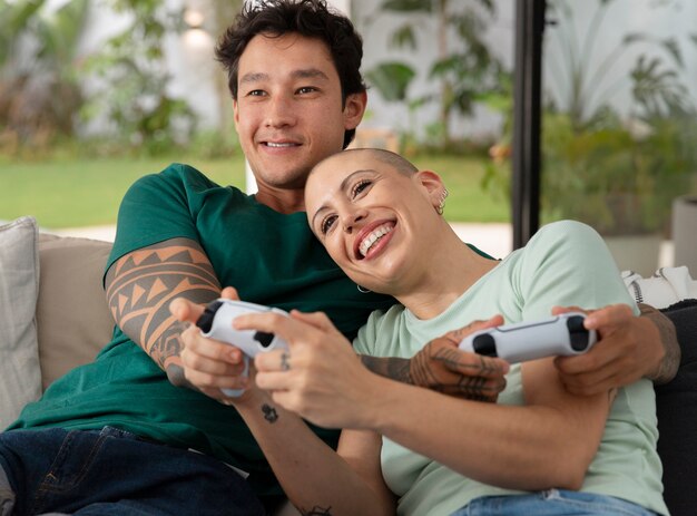 Gamers divirtiéndose mientras juegan videojuegos