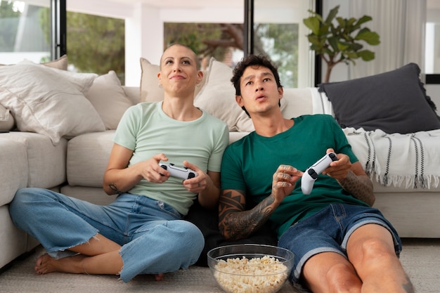 Gamers divirtiéndose mientras juegan videojuegos