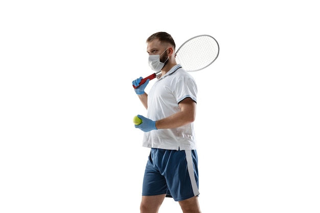 Gana puntos con enfermedades. Jugador de tenis masculino en máscara protectora, guantes.