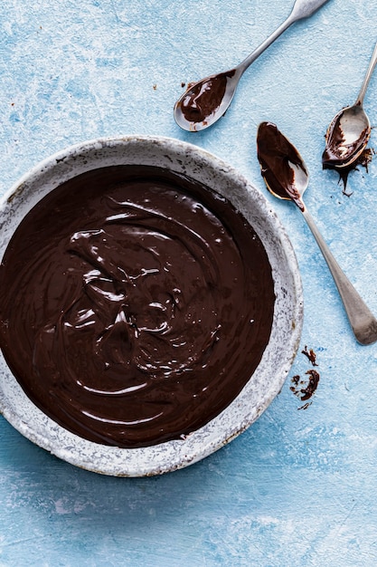 Foto gratuita ganache de chocolate se revuelve en un cuenco de comida