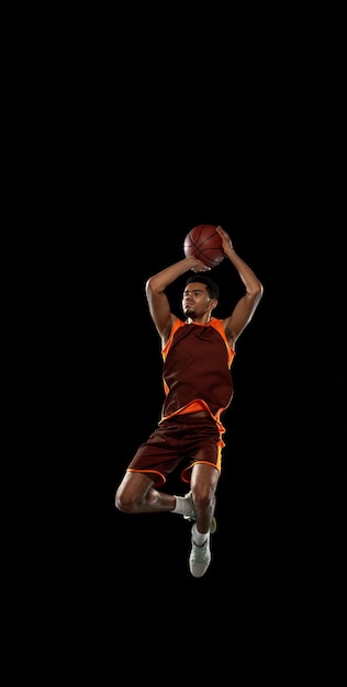 Foto gratuita ganador. entrenamiento de jugador de baloncesto joven con propósito