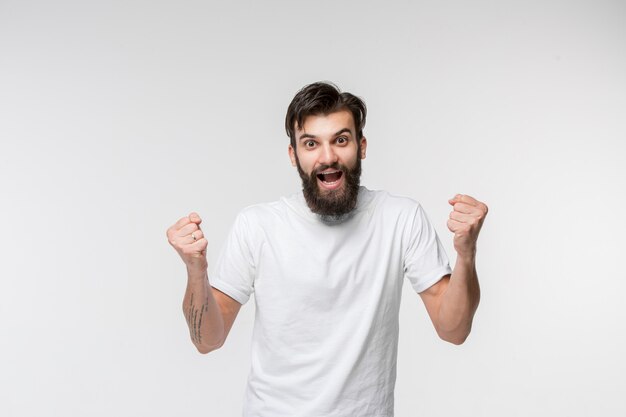 Ganador éxito hombre feliz extático celebrando ser un ganador