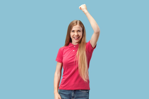 Foto gratuita ganador éxito mujer feliz feliz celebrando ser un ganador. imagen energética dinámica del modelo femenino.