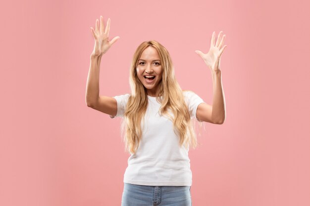 Ganador éxito mujer feliz feliz celebrando ser un ganador.