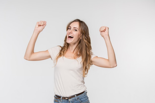 Ganador éxito mujer feliz feliz extático celebrando ser un ganador