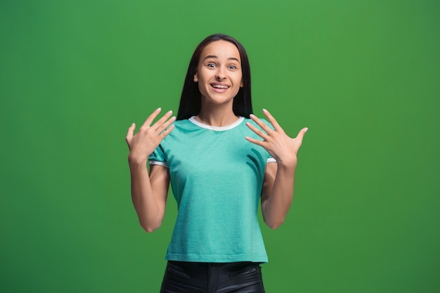 Foto gratuita ganar éxito mujer feliz extático celebrando ser un ganador. imagen dinámica enérgica del modelo femenino