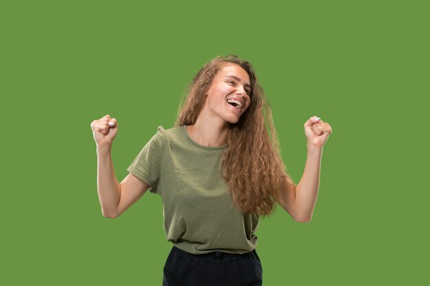 Ganar éxito mujer feliz extático celebrando ser un ganador.