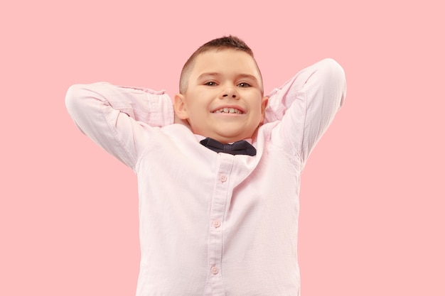 Gané. Hombre feliz de éxito ganador celebrando ser un ganador. Imagen dinámica del modelo masculino caucásico sobre fondo rosa de estudio. Victoria, concepto de deleite. Concepto de emociones faciales humanas. Colores de moda