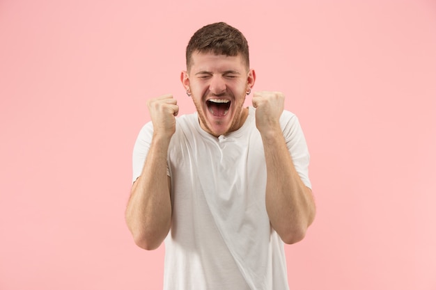 Gané. Hombre feliz de éxito ganador celebrando ser un ganador.