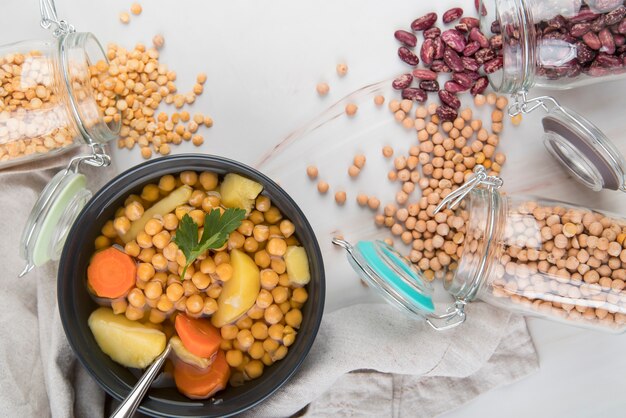 Garbanzos frescos y sopa en un tazón