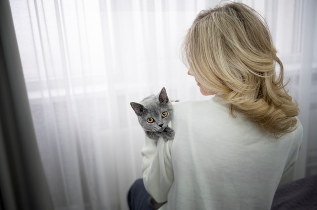 Foto gratuita gato de explotación de mujer de tiro medio