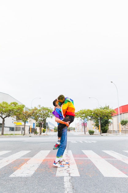 Gays abrazándose y besándose en la calle