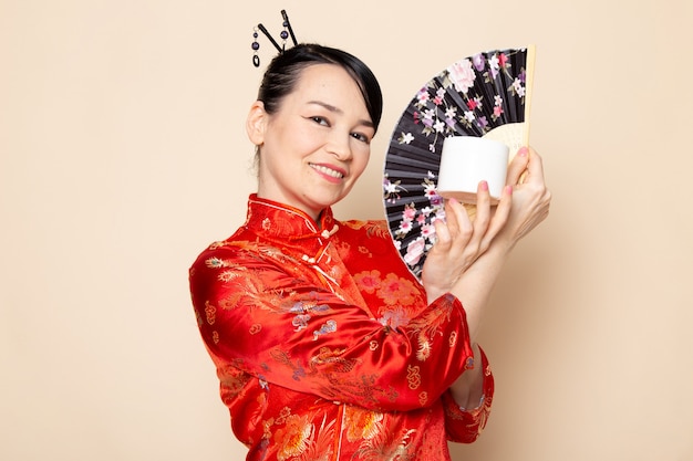 Foto gratuita geisha japonesa en vestido tradicional rojo japonés