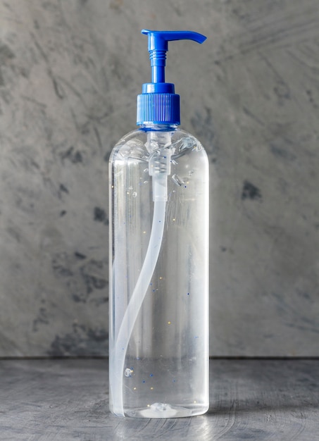 Foto gratuita gel hidroalcohólico higiénico en botella