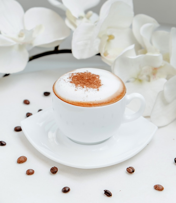 Photo Gratis gelas cappuccino di atas meja