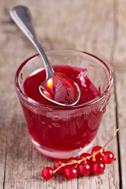 Gelatina de grosella roja en un vaso