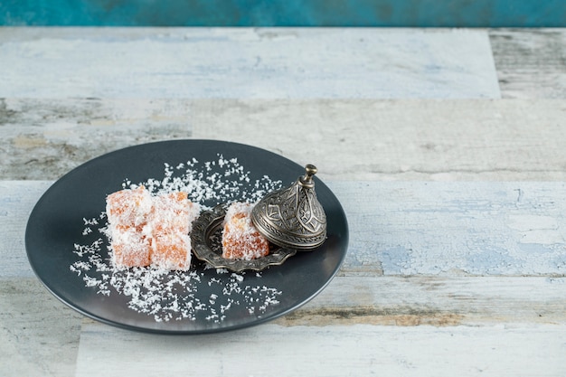 Foto gratuita gelatinas de aroma a naranja en bandeja negra