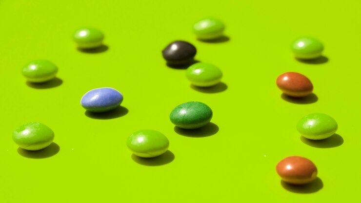 Foto gratuito gemas sobre fondo verde