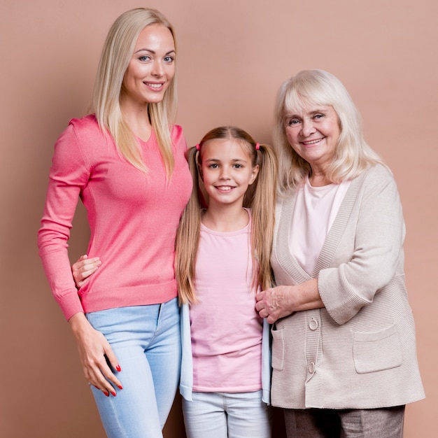 Generación de mujeres hermosas: abuelita, madre e hija