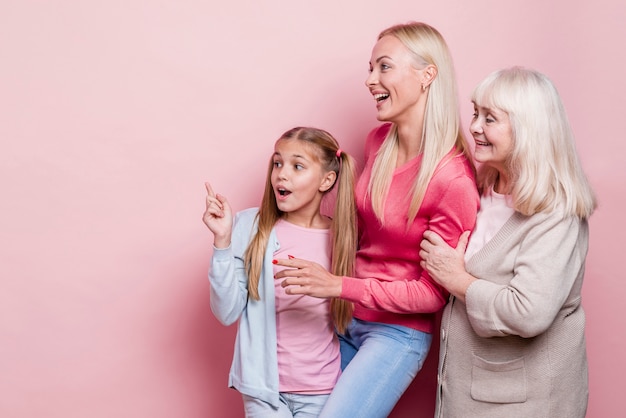 Generación de mujeres hermosas mirando a otro lado