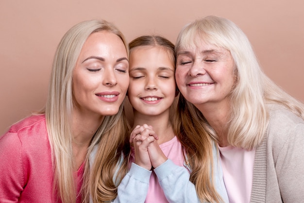 Foto gratuita generación de mujeres hermosas posando con los ojos cerrados