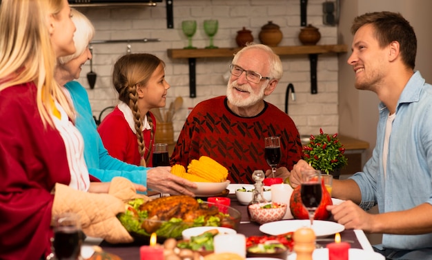 Generaciones familiares conversando en la cocina